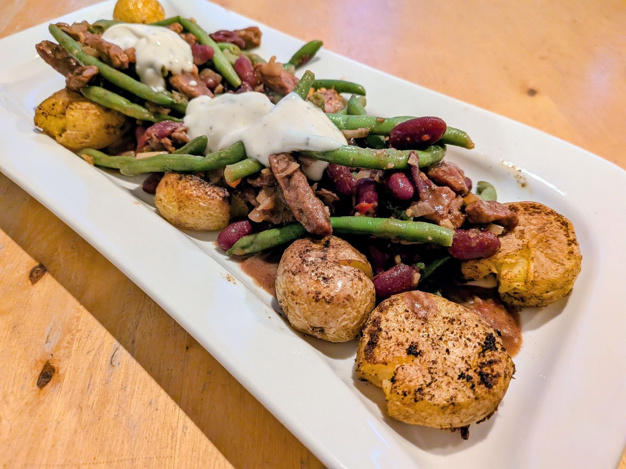 BBQ Bohnenpfanne mit Smashed Potatoes