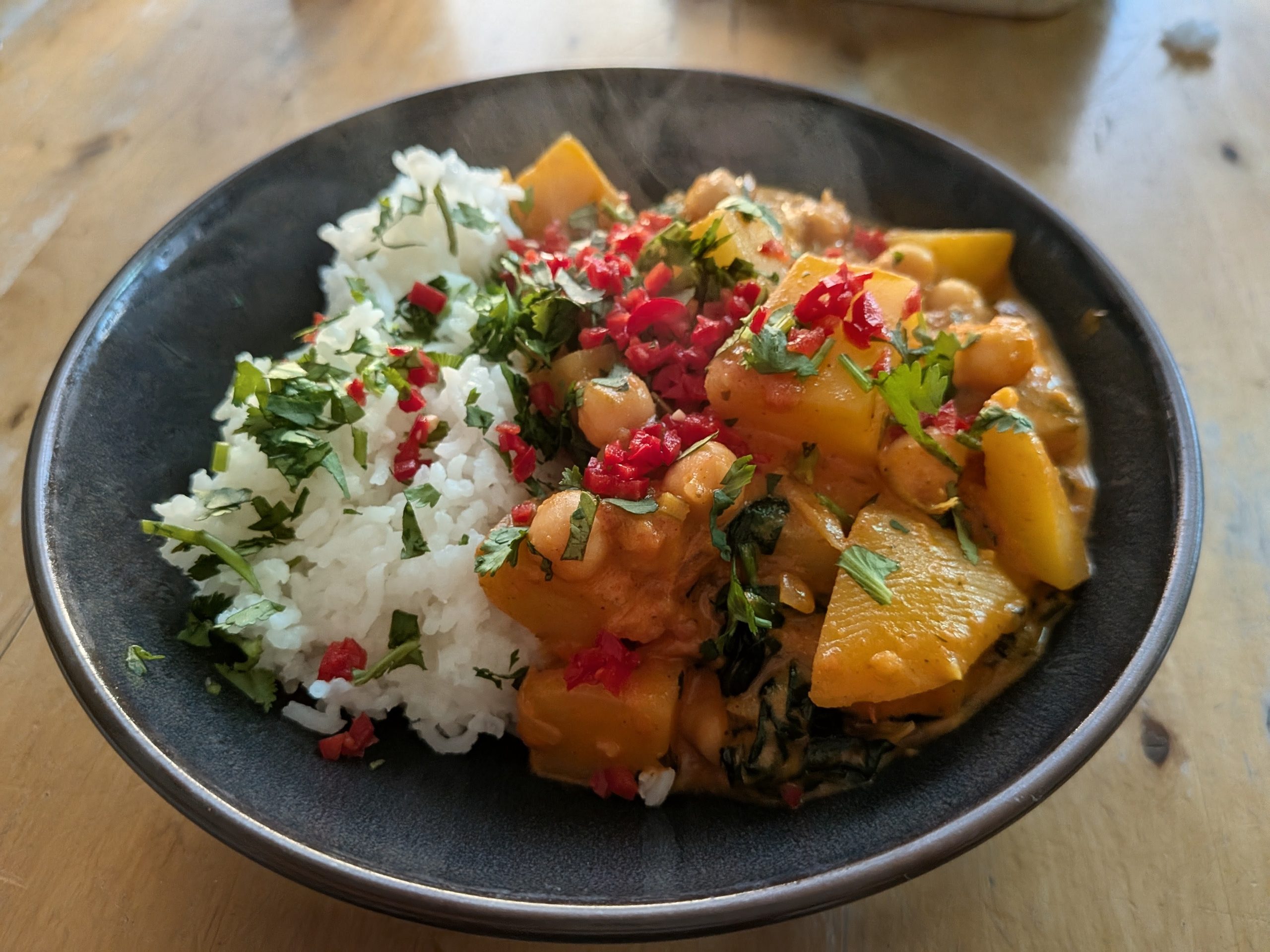 Kartoffel-Kichererbsen Curry mit Spinat